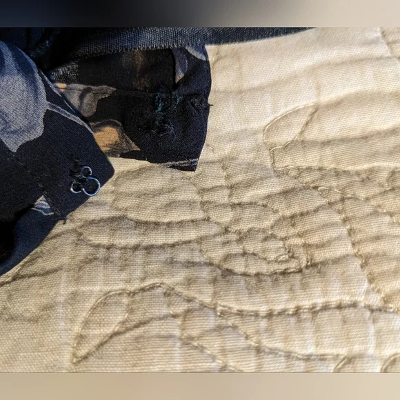 Banana Republic 100% silk and 100% silk lining wrap around skirt black floral 2 - Picture 5 of 6